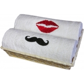 Dwa małe ręczniki z haftem w koszu / 50x100 cm